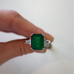 3.31 carat Emerald and Side Trillion Diamonds Ring - Photo 10