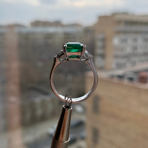 3.31 carat Emerald and Side Trillion Diamonds Ring - Photo 11
