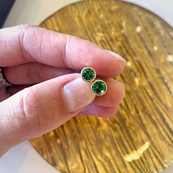 Emerald Stud Earrings in Yellow Gold,  Enlarge image 4