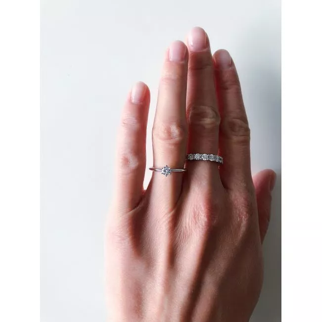 Round diamond 6-prong engagement ring in white gold - Photo 4